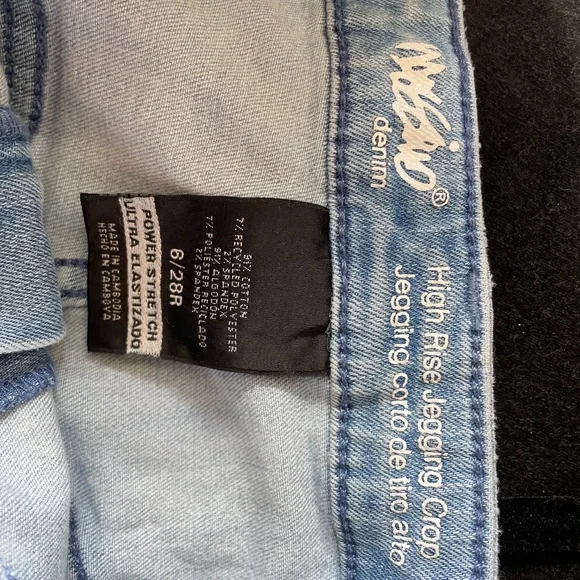 High Rise Jegging Crop Ripped - Picture 2 of 3